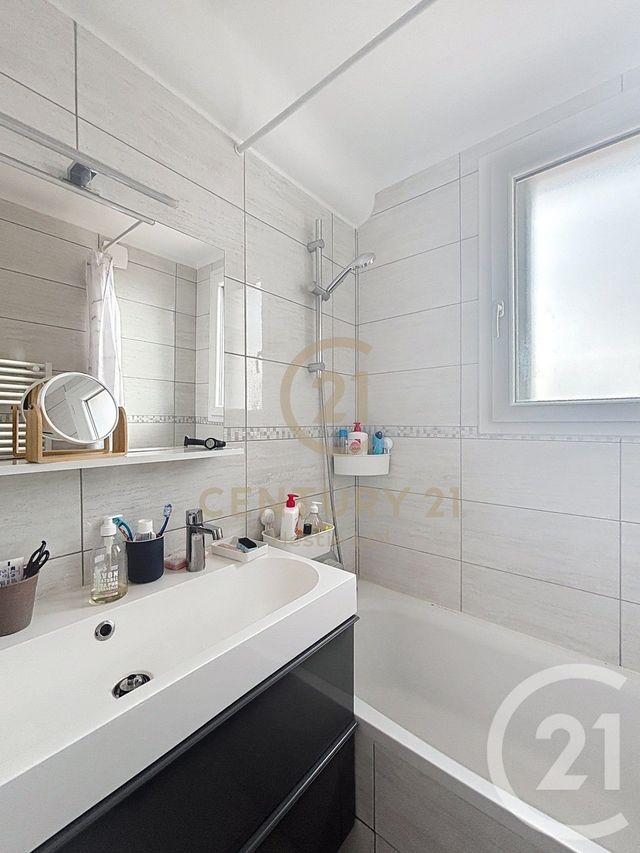 Appartement F3 à vendre - 3 pièces - 68.41 m2 - LYON - 69008 - RHONE-ALPES - Century 21 Hestia Ldi