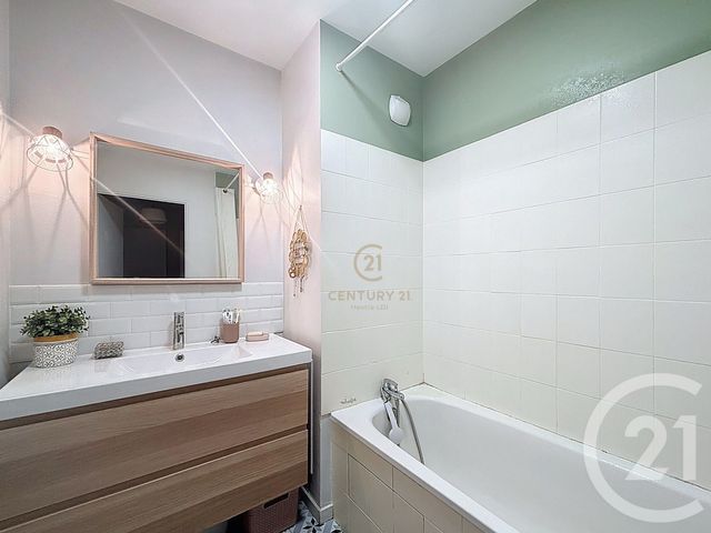 Appartement F3 à vendre - 3 pièces - 82.71 m2 - LYON - 69008 - RHONE-ALPES - Century 21 Hestia Ldi