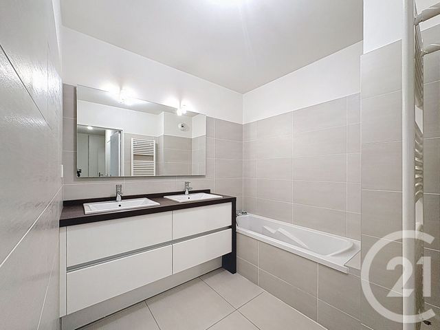 Appartement F4 à louer - 4 pièces - 101.5 m2 - LYON - 69008 - RHONE-ALPES - Century 21 Hestia Ldi