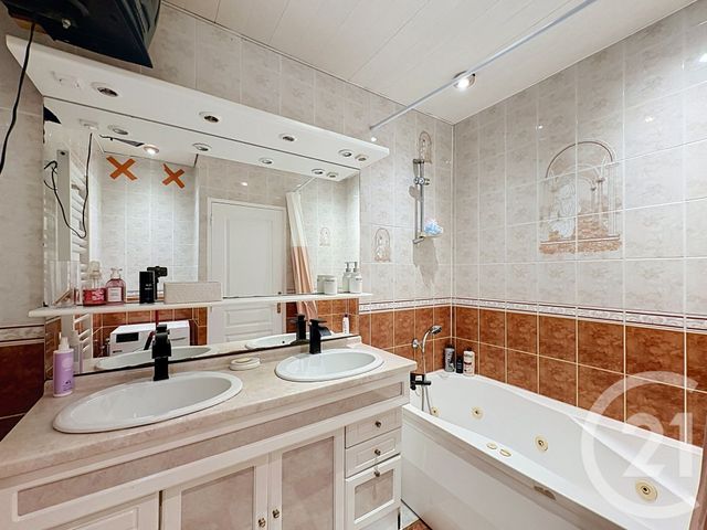 Appartement F5 à vendre - 5 pièces - 83.0 m2 - LYON - 69008 - RHONE-ALPES - Century 21 Hestia Ldi