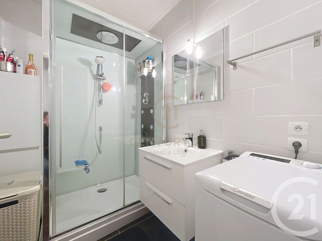 Appartement F3 à vendre - 3 pièces - 77.0 m2 - VAULX EN VELIN - 69 - RHONE-ALPES - Century 21 Hestia Ldi