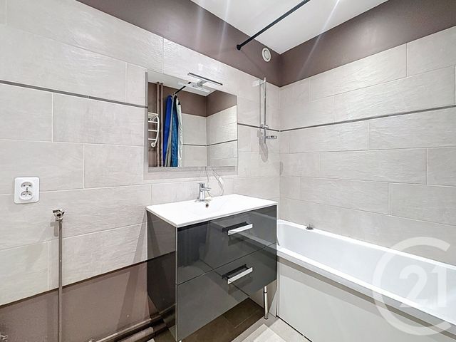 Appartement F3 à louer - 3 pièces - 79.73 m2 - LYON - 69008 - RHONE-ALPES - Century 21 Hestia Ldi