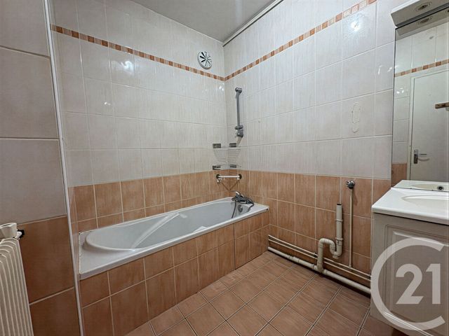 Appartement T3 à louer - 3 pièces - 72.27 m2 - BRON - 69 - RHONE-ALPES - Century 21 Hestia Ldi