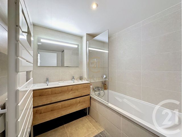 Appartement F4 à louer - 4 pièces - 90.78 m2 - LYON - 69008 - RHONE-ALPES - Century 21 Hestia Ldi