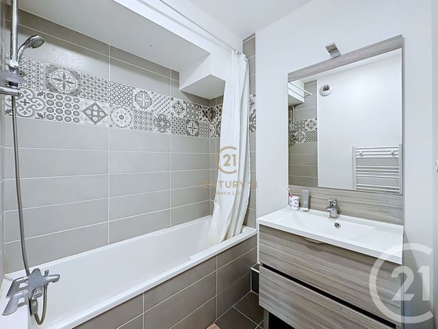 Appartement T3 à vendre - 3 pièces - 79.37 m2 - LYON - 69008 - RHONE-ALPES - Century 21 Hestia Ldi